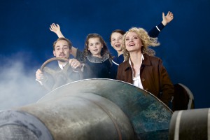Tschitti Tschitti Bäng Bäng, Szenenbild mit Peter Lesiak, Amelie Spielmann und Nadine Zeintl