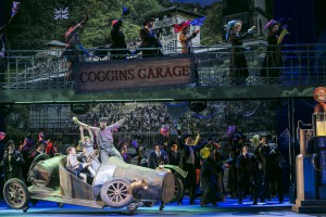 Anfangsszene in Coggings Garage, wir spielen mit dem alten Rennauto